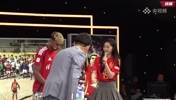 育儿节目&hellip;央视有点尬，现场女球迷带着亚马尔一起念：小孩哥🤣