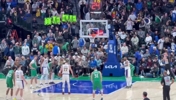 难舍心头爱💔东契奇罚球时，侠蜜举牌：回家吧！